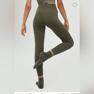 Size L Aerie Real Me Offline Leggings 7/8 army green high rise long inseam 27”